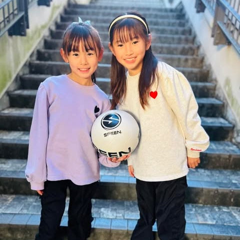 かほちゃんちかちゃんがSPEENBALLを持って笑いかける画像