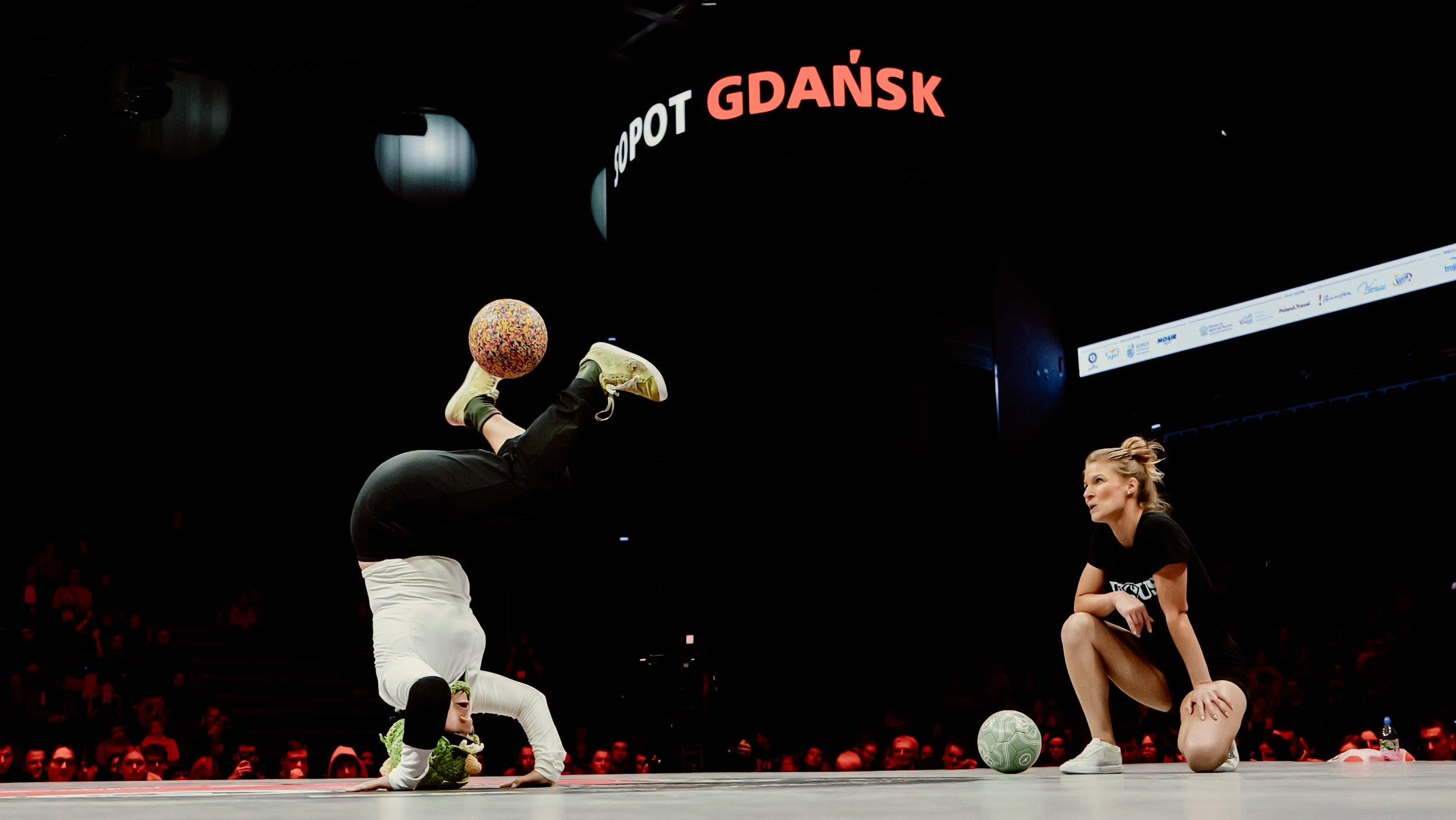 フリースタイルフットボール・リフティングの世界大会でMAI選手とアグスカ選手がバトルしている様子。マイ選手は恐竜の帽子をかぶっていて、SPEENボールのpixelボールを使用している。