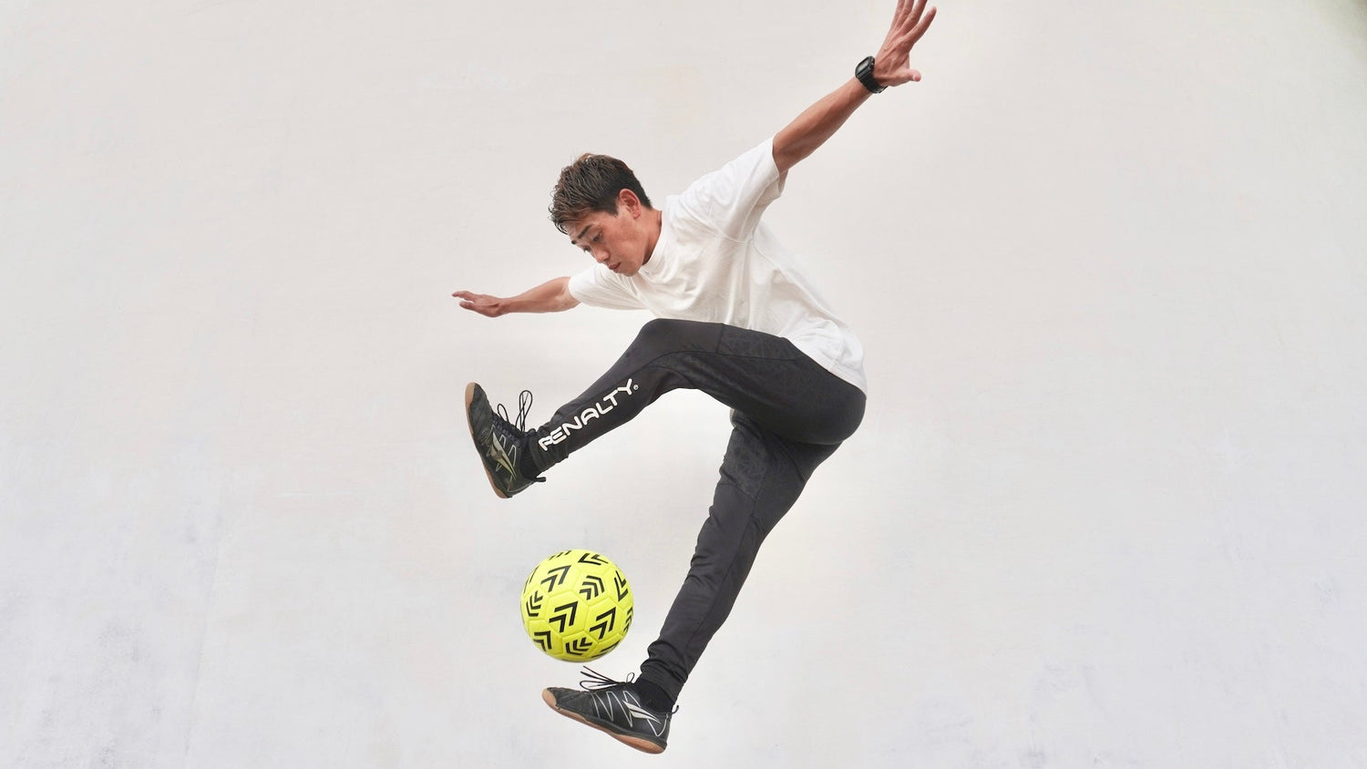 フリースタイルフットボーラーのtommy選手が、SPEENBALLを使ってクロスオーバーという技を行っている様子。